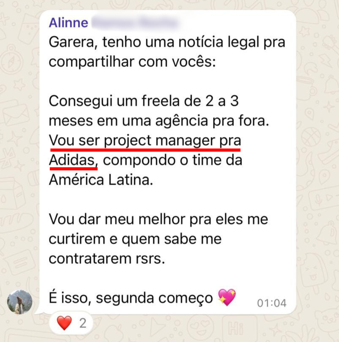 Mensagem de WhatsApp de Alinne: consegui um freela de 2 a 3 meses em uma agência pra fora, vou ser project manager pra Adidas